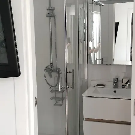 Guest Loft With Parking 아파트